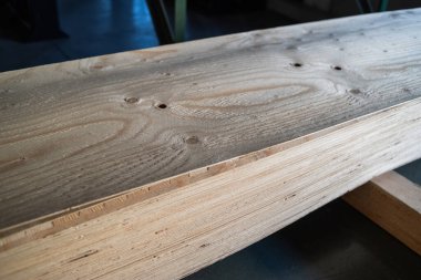 Bir yığın odun. Ahşap endüstrisi. Tahta kütüklerin hazırlanması ve işlenmesi. Modern teknoloji