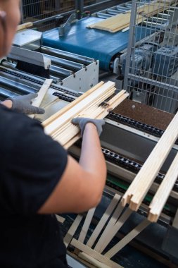 Bir marangoz marangozluk atölyesinde çalışır.