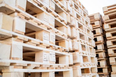 Depodaki paletlerin üzerindeki ahşap paletler