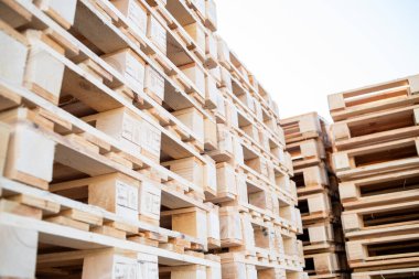 Bir yığın ahşap palet. Depo. depo.