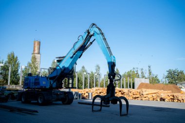 İnşaat alanında endüstriyel kazıcı