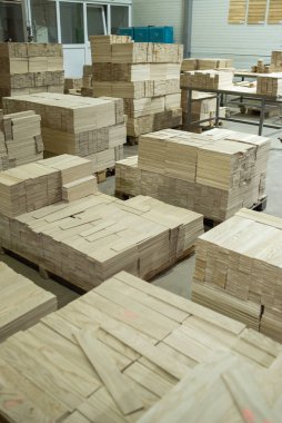 Atölyedeki ahşap paletler. Arkaplan ahşap tahtaların üretimi için tahtadan yapılmış..