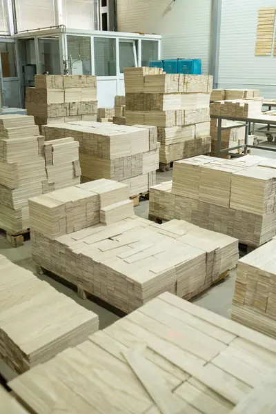 Tahta yığını. Depodaki tahtalar..