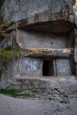 Dağlardaki kayalar. Mavi gökyüzü ve ağaçlar