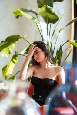 Kırmızı ruj ile güzel bir genç kadın portresi