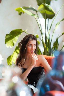 Odada makyaj ve saç stili olan güzel bir kadın var.