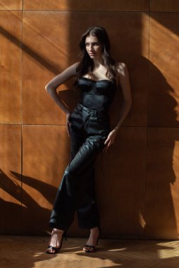 Stüdyoda poz veren güzel genç bir kadın.