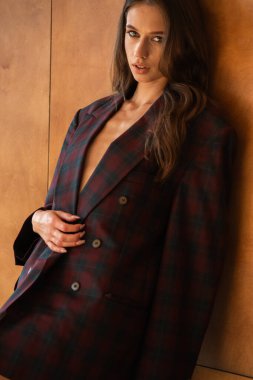 Zarif siyah elbiseli güzel bir genç kadın.