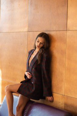 Şık takım elbiseli genç bayan.