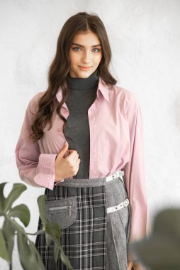 Moda kıyafetleri içinde şık bir kadın kameranın önünde poz veriyor. yüksek kaliteli fotoğraf