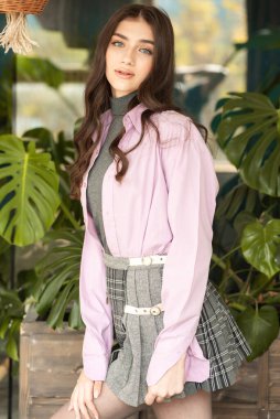 Güz giysileri içinde çekici genç bir kadının portresi.