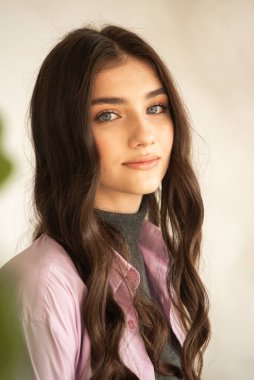 güzel genç esmer kadın