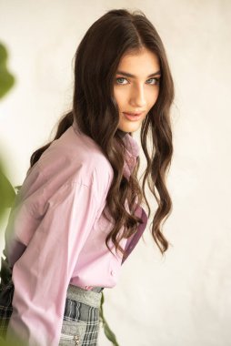 Güzel esmer kadın beyaz bluz giyiyor..