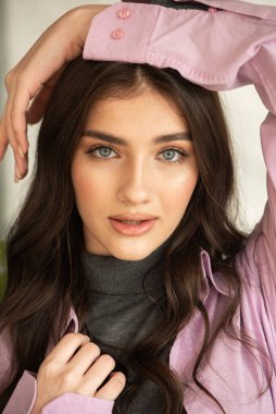 pembe saçlı güzel kadın