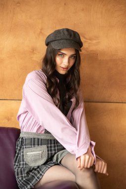 Genç kadın retro kıyafetlerle poz veriyor.