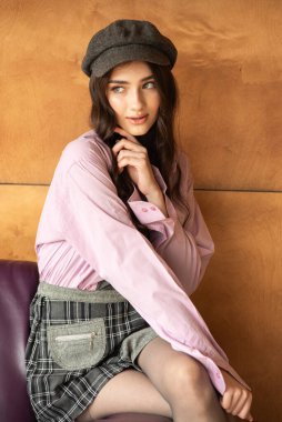 Siyah şapkalı güzel bir kadının portresi..