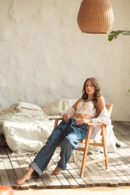 Genç bayan evde dinleniyor.