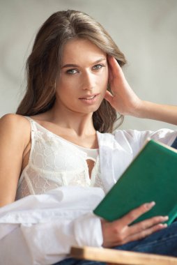 Kitap okuyan bir kadın.