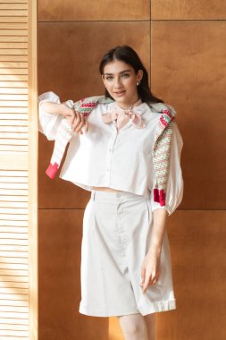 Şık makyajlı ve aksesuarlı genç bir kadın.