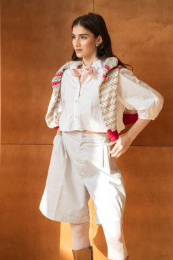 Geleneksel Ukrayna nakışlı ulusal kıyafetler giymiş güzel bir genç kız.