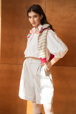 güzel kız Beyaz gömlekli