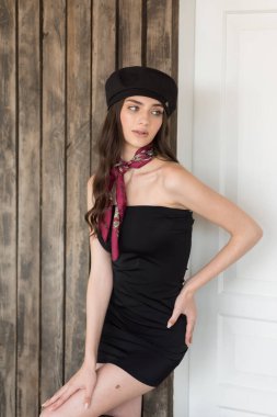 şapkalı güzel bir kadın portresi