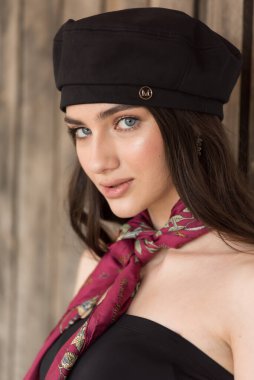 Çiçekli, şapkalı güzel bir kadın.