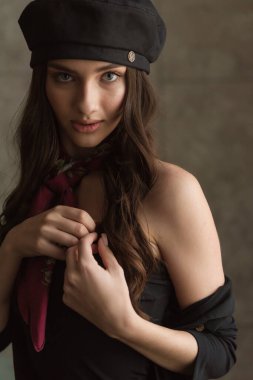 Elinde eşarp olan bir model.