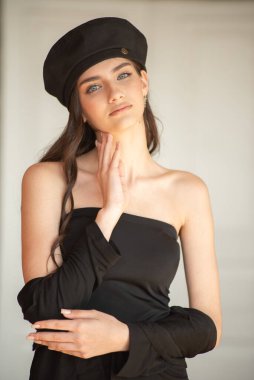 Siyah bereli esmer bir kadının portresi..