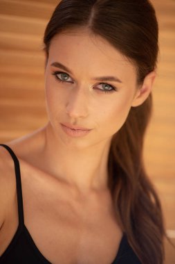 Kadın eğitimi, evde esneme, spor sabahı rutini.