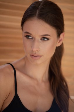 Kadın eğitimi, evde esneme, spor sabahı rutini.