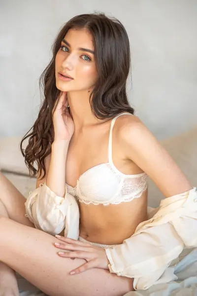 Mooie Jonge Vrouw Poseren Wit Lingerie Het Bed — Stockfoto