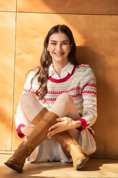 Młoda Piękna Kobieta Krajowych Ubraniach Siedzi Drewnianej Podłodze Zdjęcie Stockowe