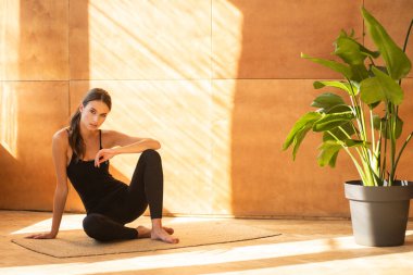 Kadın eğitimi, evde esneme, spor sabahı rutini.