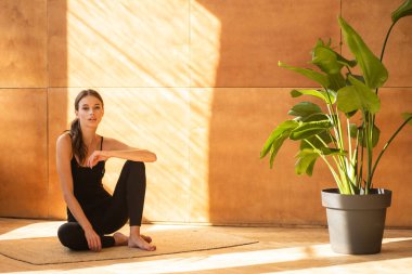 Kadın eğitimi, evde esneme, spor sabahı rutini.