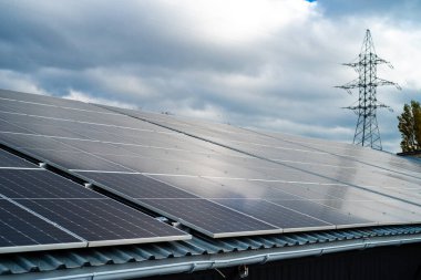 Güneş panelleri ve çatısı olan modern enerji santrali.