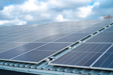 Bir evin çatısındaki güneş panelleri