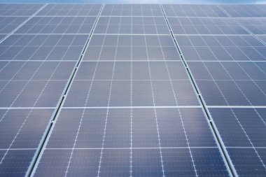 Çatıdaki güneş panelleri. Alternatif enerji