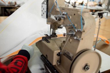 Dikiş makinesi atölyesi. tekstil üretimi
