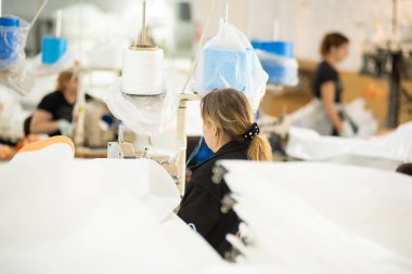 Dikiş makinesi atölyesi. tekstil üretimi