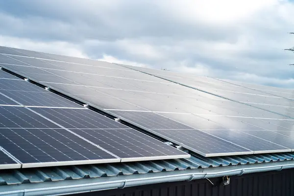 屋顶上的太阳能板 能源和电力 图库照片