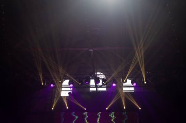 Parlak ışıklı konser sahnesi