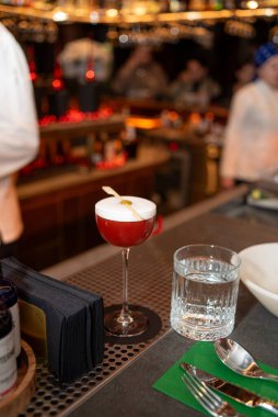 Modern bir mutfakta bir restoranda barmen.