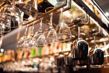 Bardaki, bardaki, içerideki boş şarap kadehleri.