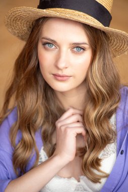 şapkalı bir kadın portresi.