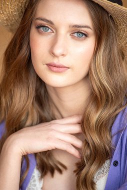 Şapkalı güzel bir genç kadının portresi.