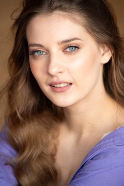 Mavi ceketli, doğal makyajlı güzel bir kadının portresi.