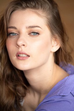 Doğal makyajı ve gözleri olan genç bir kadın.