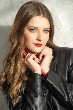 Ceketinde kırmızı ruj olan güzel genç bir kadın.