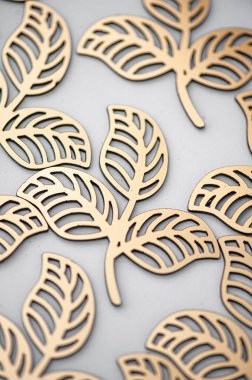 Altın Noel ağacı süsle